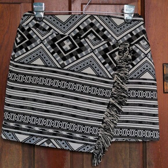 Topshop Dresses & Skirts - Topshop Black + White Tapestry Fringed Faux-wrap Mini-Skirt Sz 4